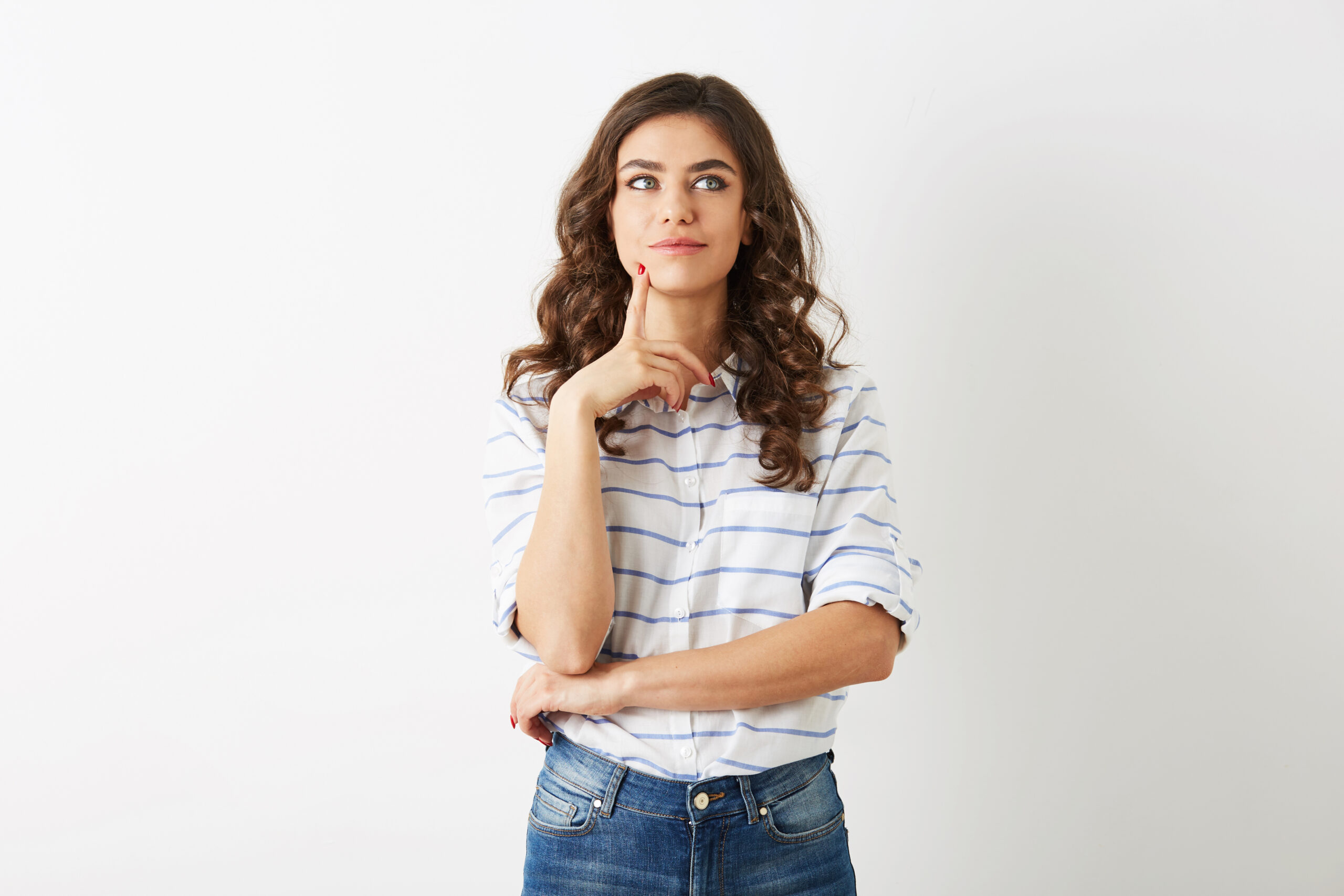 Mujer pensando cuál será el mejor colágeno