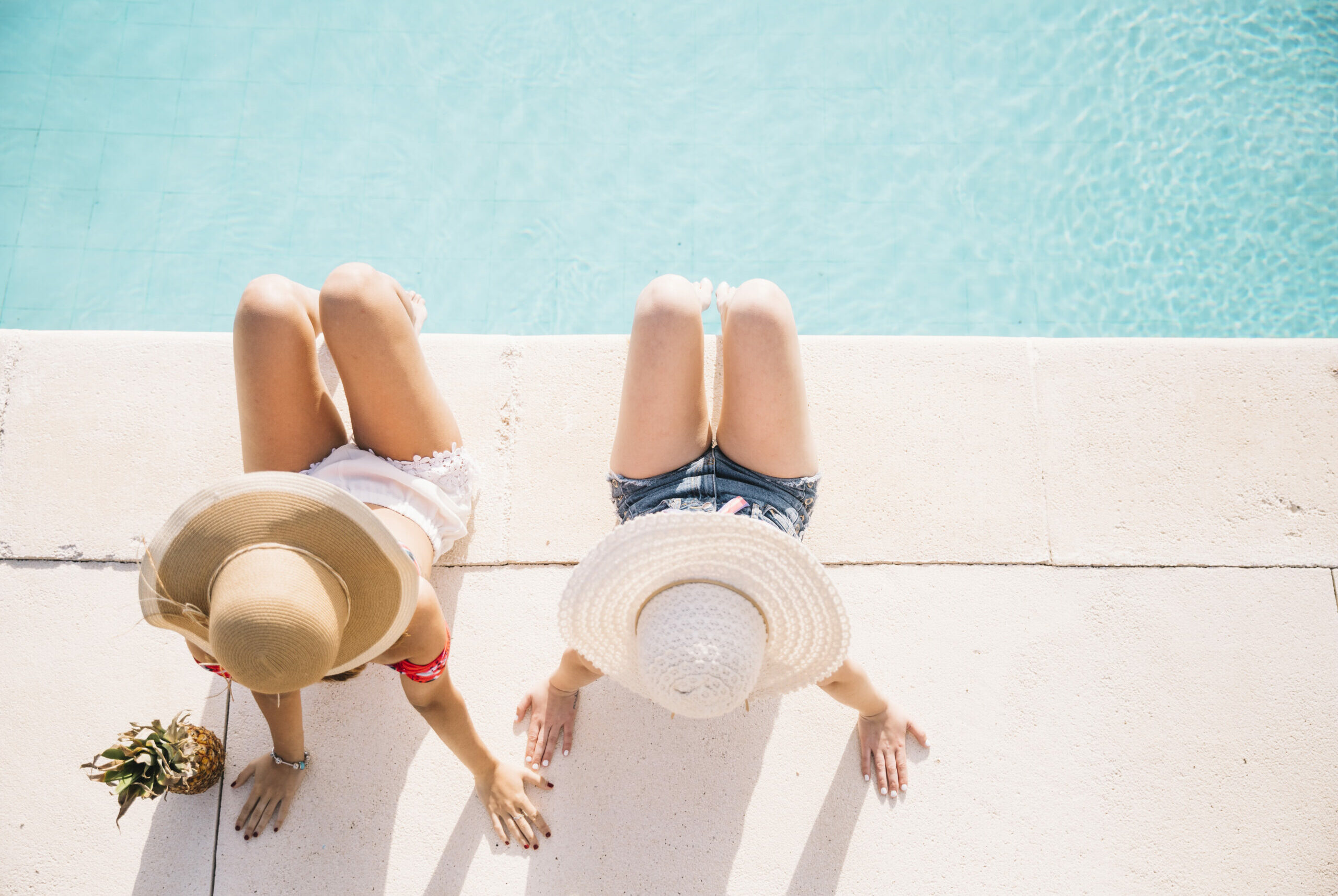 Tomando el sol en la piscina